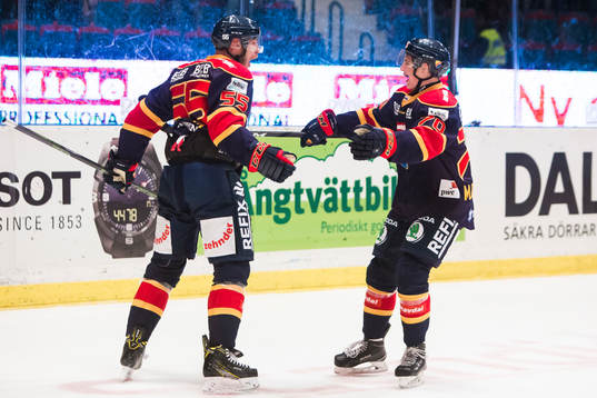 Djurgårdens Marcus Davidsson (h) jublar med Djurgårdens