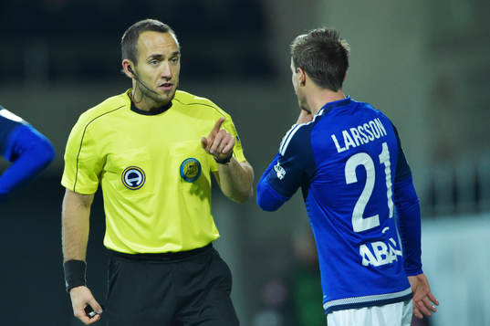 Domare Kaspar Sjöberg pratar med Sundsvalls Eric Larsson