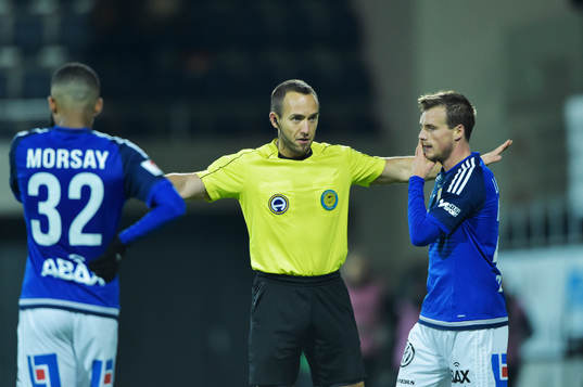 Domare Kaspar Sjöberg pratar med Sundsvalls Eric Larsson
