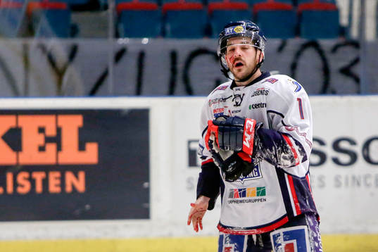 Linköpings Garret Roe är blodig