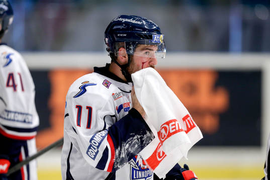 Linköpings Garret Roe är blodig