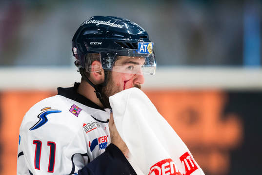 Linköpings Garret Roe med ett jack i ansiktet