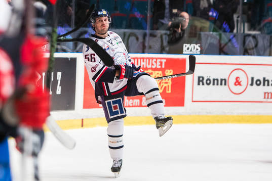 Linköpings Niclas Bergfors jublar med lagkamrater
