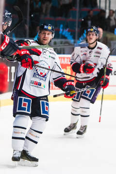 Linköpings Niclas Bergfors jublar med lagkamrater