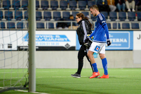 Sundsvalls Smajl Suljevic får hjälp av planen