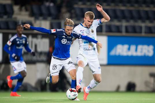 Sundsvalls Erik Granat och Gefles Robin Nilsson i kamp om