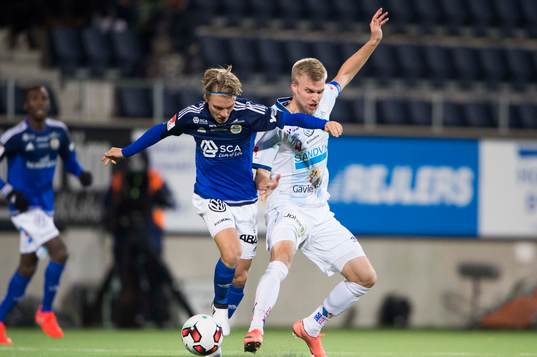 Sundsvalls Erik Granat och Gefles Robin Nilsson i kamp om