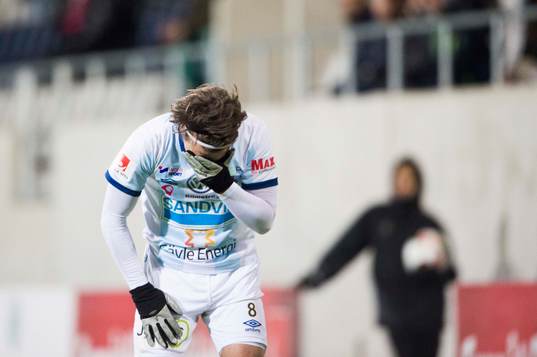 Gefles Simon Skrabb tar sig för ansiktet