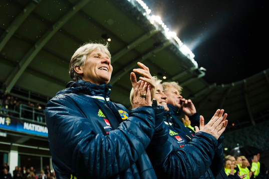 Sveriges förbundskapten Pia Sundhage applåderar innan
