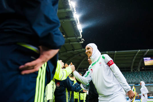 Irans Koyestan Khosravi hälsar på Sveriges spelare innan