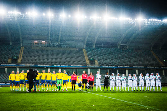 Sveriges och Iran innan avspark i en landskamp i fotboll