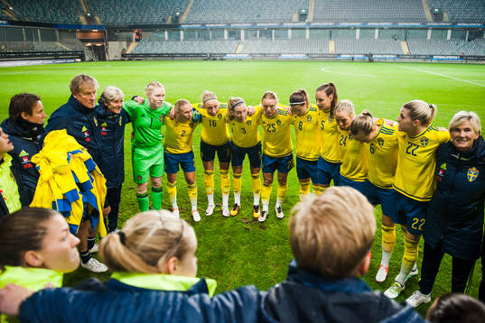 Sveriges spelare innan avspark i en landskamp i fotboll