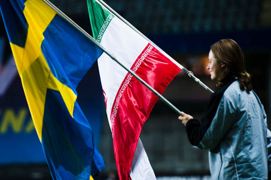 Sveriges och Irans flaggor vid inmarschen