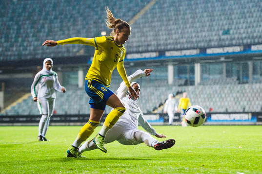 Sveriges Nathalie Björn och Irans Zahra Ghanbari i kamp om