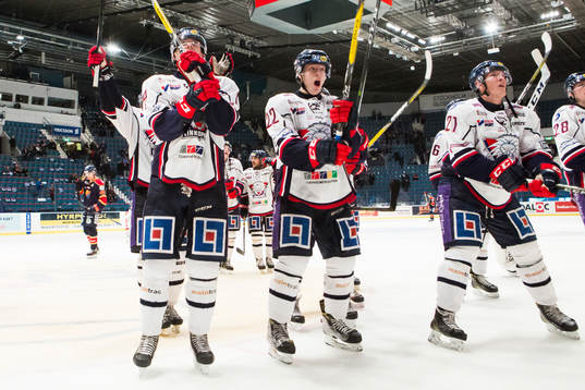 Linköpings Vilmos Gallo och Emil Sylvegård jublar