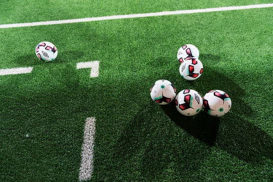 Fotbollar ligger på planen