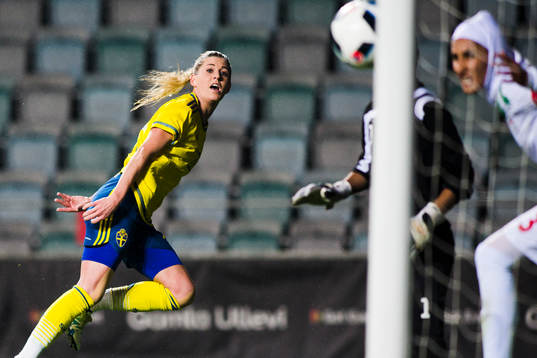 Sveriges Olivia Schough nickar in 1-0-målet
