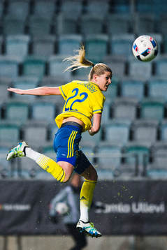 Sveriges Olivia Schough nickar in 1-0-målet