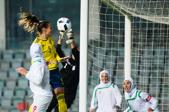 Irans Zahra Ghanbari och målvakt Mahdeyeh Molai stoppar