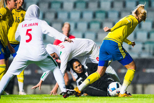 Sveriges Linda Sembrant försöker göra mål mot