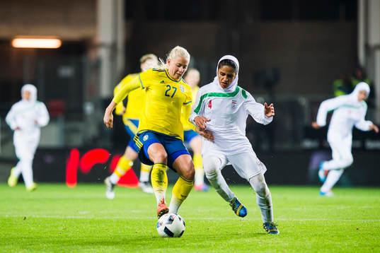 Sveriges Julia Spetsmark och Irans Somayeh Asadyan i kamp
