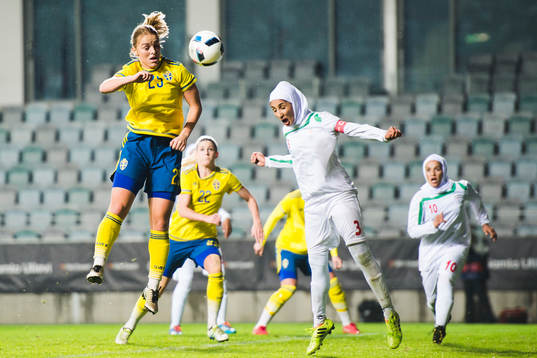 Sveriges Mimmi Larsson nickar mot försvarande Irans