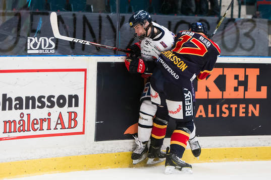 Linköpings Anton Björkman bjuds på en tackling av