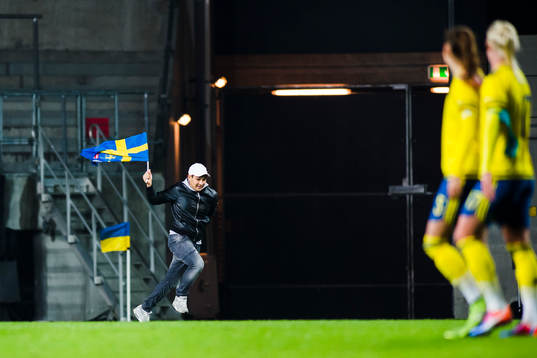 Sveriges Nathalie Björn och Caroline Seger ser en person