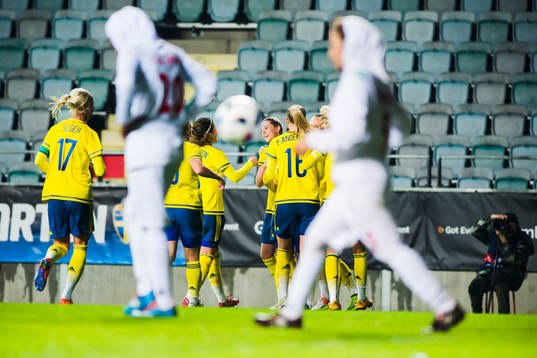 Sveriges lag jublar med målskytten Olivia Schough