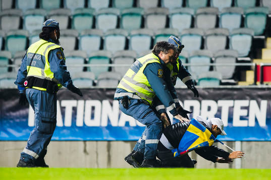 Ordningsvakter jagar e person som sprang in på plan