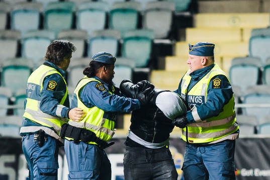 Ordningsvakter jagar e person som sprang in på plan