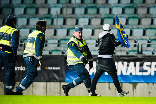 Ordningsvakter jagar e person som sprang in på plan