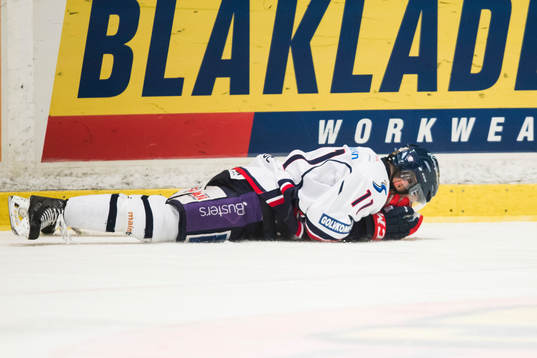 Linköpings Garret Roe ligger på isen