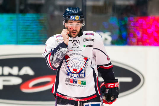 Linköpings Garret Roe blöder från ansiktet