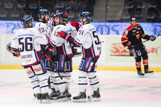 Linköpings Niklas Persson jublar med lagkamrater