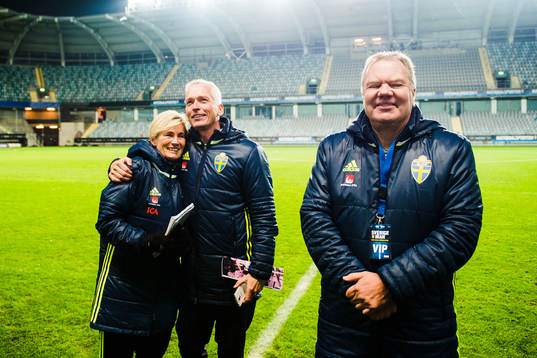 Svenska Fotbollsförbundets ledamot Anneli Larsson kramas