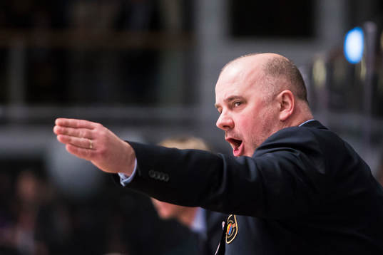 Djurgårdens assisterande tränare Stefan Nyman reagerar