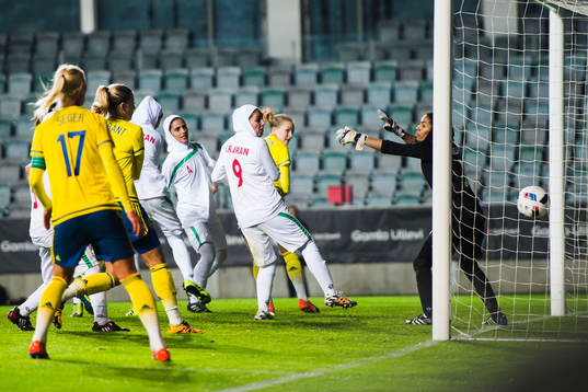 Sveriges Magdalena Eriksson gör mål på nick bakom Irans