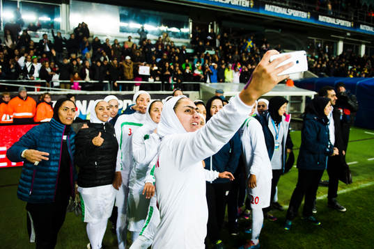 Irans Zahra Ghanbari tar en bild på sig och laget