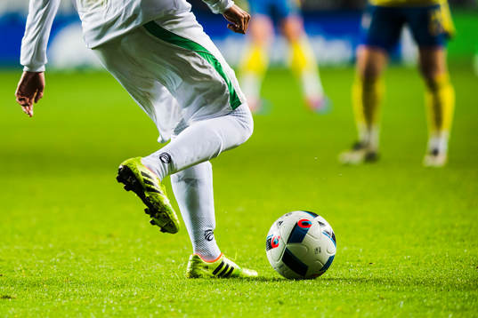 En fotboll och fotbollsskor