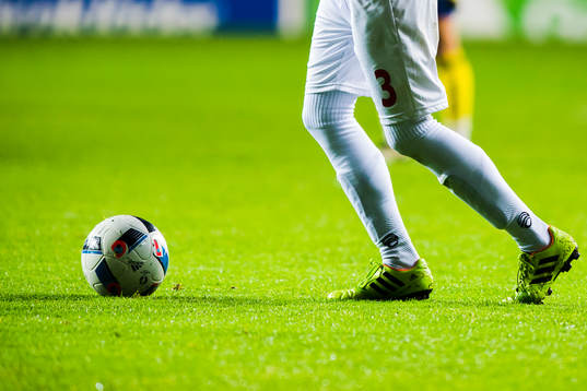 En fotboll och fotbollsskor
