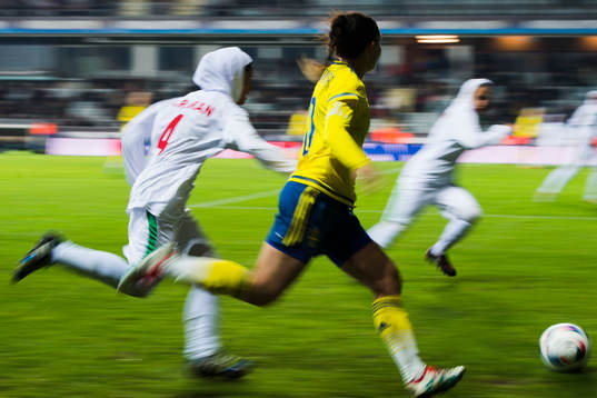 Sveriges Emilia Appelqvist jagas av Irans Somayeh Asadyan