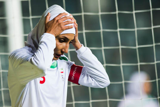 Irans Koyestan Khosravi tar sig mot huvudet