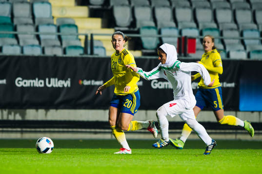 Sveriges Emilia Appelqvist och Irans Somayeh Asadyan