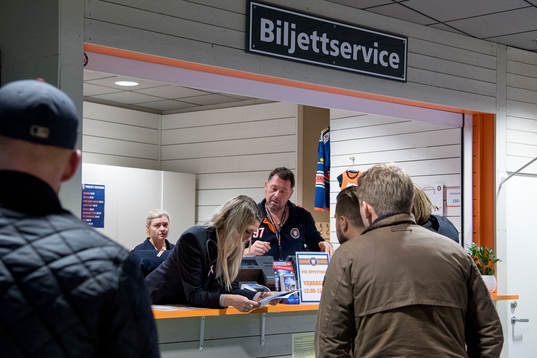 Biljettservice före ishockeymatchen i SHL mellan Växjö