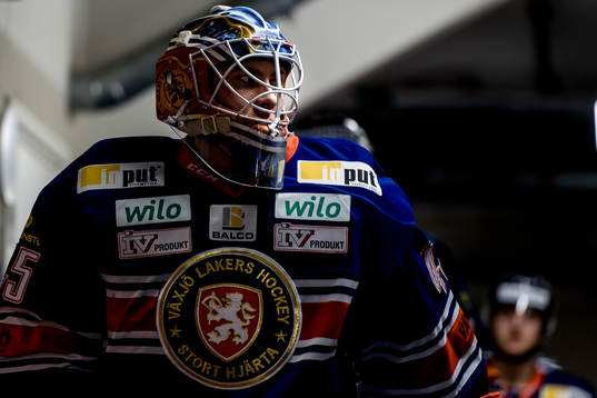 Växjös målvakt Viktor Andrén före ishockeymatchen i