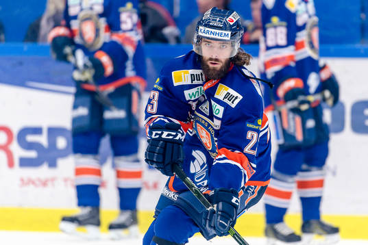 Växjös Ville Leino värmer upp före ishockeymatchen i