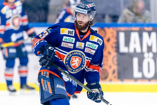 Växjös Ville Leino värmer upp före ishockeymatchen i