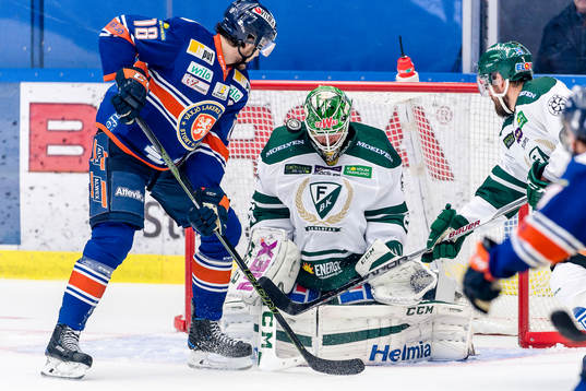 Växjös Dennis Everberg oroar framför Färjestads