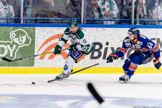 Färjestads Tim Stapleton jagas av Växjös Eric Martinsson